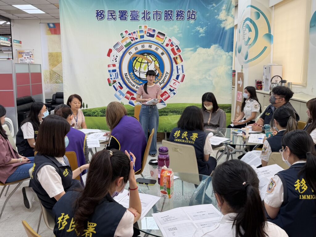 劉琬柔(圖中)感謝備考期間家人的支持、長官與同仁的提點,助她追夢成功。(圖/記者林家嘉翻攝)