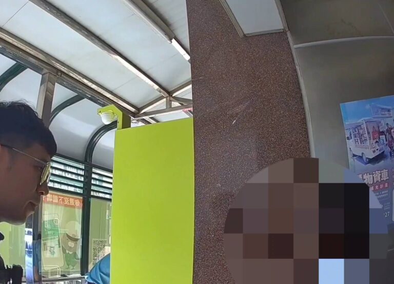 臺中市烏日分局龍井所員警趕赴現場攔下正欲提領現金的婦人，當場協助查證，成功阻止詐騙集團得逞。（圖／記者林家嘉翻攝）