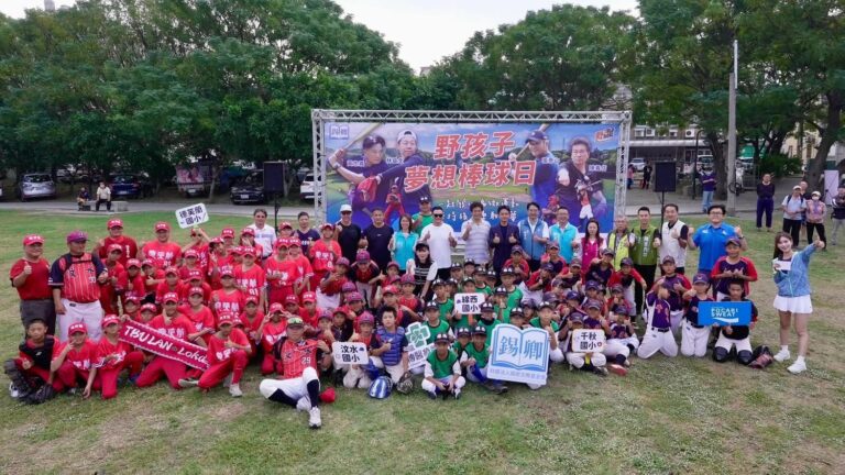 來自全台四所偏鄉少棒隊齊聚彰化和美，與中職傳奇球星們合影，展現「夢想棒球日」的熱情與團結。（圖／記者林家嘉翻攝）