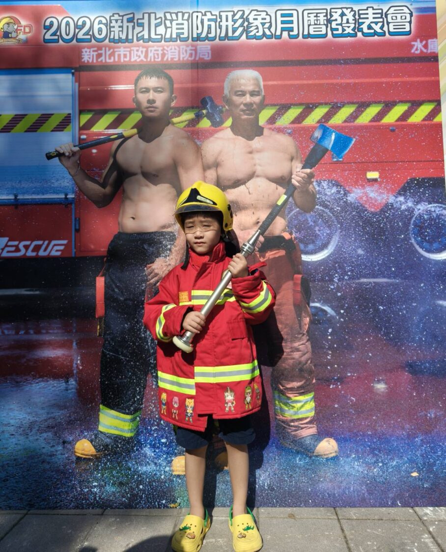現場開放小朋友體驗小小消防員活動,氣氛熱烈。(圖/記者 趙靜姸翻攝)
