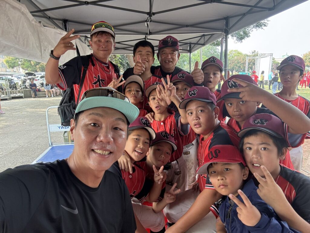 「神全」林益全賽後與小球員親切互動自拍,孩子們開心比出勝利手勢,現場洋溢溫馨與活力。(圖/記者林家嘉翻攝)