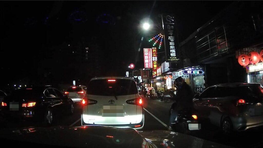 陳姓女子騎乘機車停等紅燈時，疑似飛旋踏板彈出不慎擦撞前方車輛後離去。（圖／記者林家嘉翻攝）