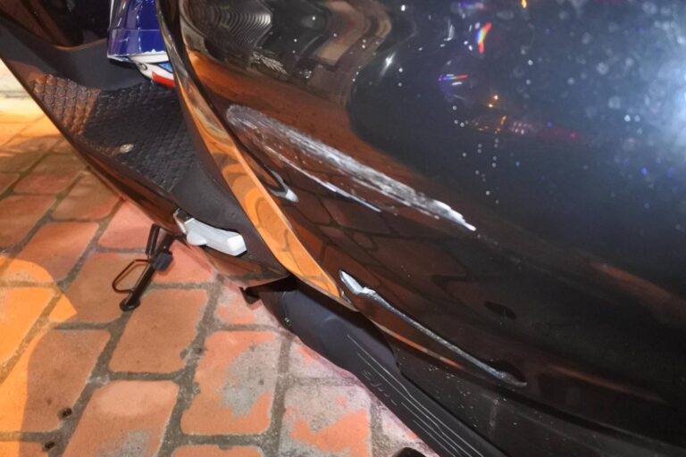 警方檢視陳女機車外殼，發現上有明顯白色刮痕，成為肇事關鍵證據。（圖／記者林家嘉翻攝）