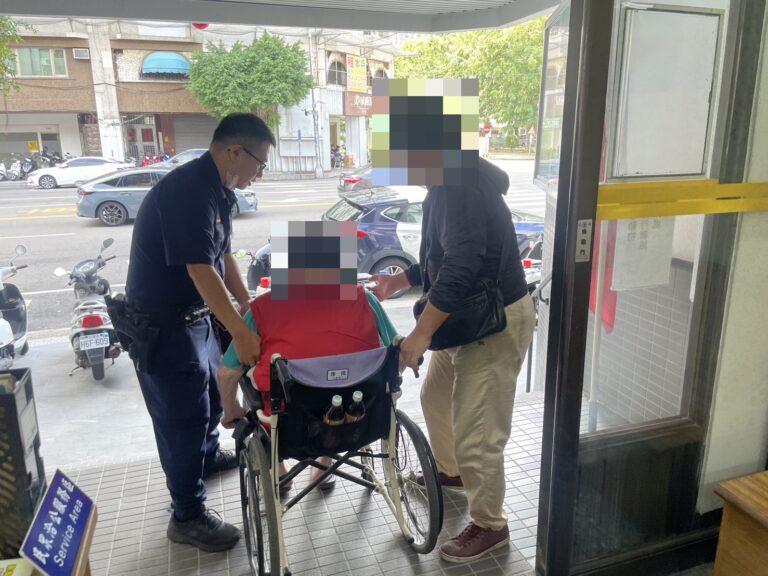 民權派出所員警協助老翁與家屬團聚，溫馨畫面令人感動。（圖／記者林家嘉翻攝）