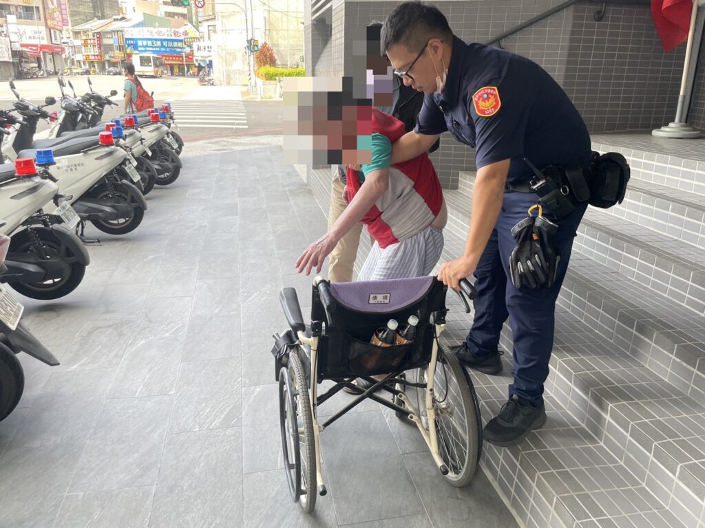 台中市警一分局員警細心協助迷途老翁下車返所休息，展現溫暖助人精神。（圖／記者林家嘉翻攝）
