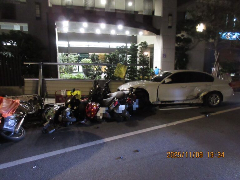 自小客疑精神不濟失控，連撞多輛停放機車，所幸無人受傷。（圖／記者林家嘉翻攝）