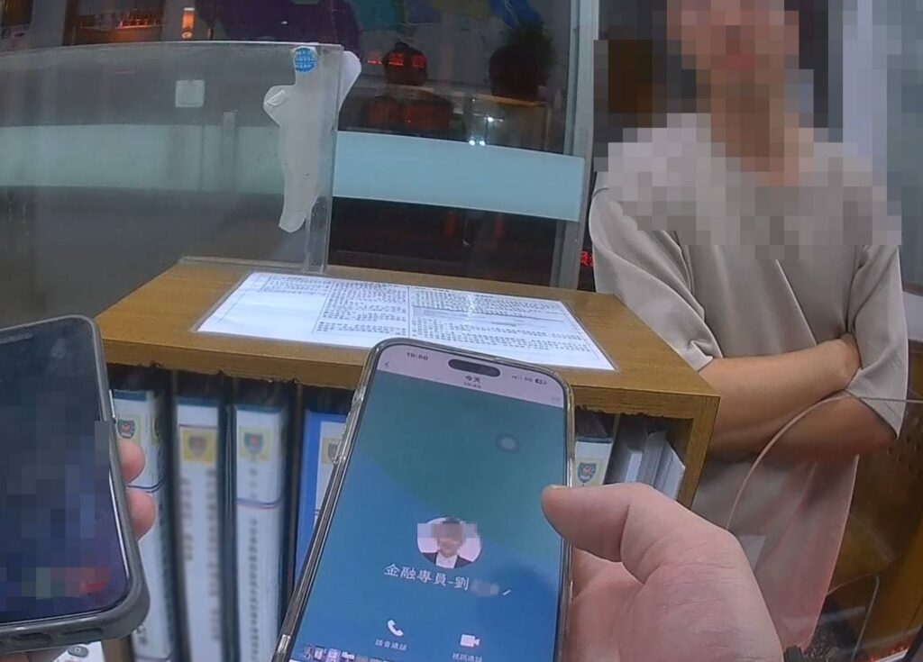 潭北派出所員警即時協助受害民眾查核「假冒知名偶像周邊商品詐騙」，成功阻詐保財。（圖／記者林家嘉翻攝）