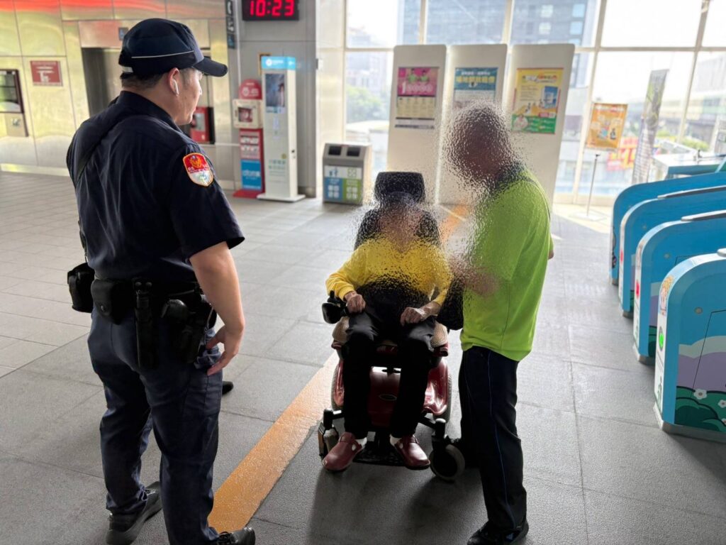 捷警在豐樂公園站內耐心安撫失智老翁情緒,並與家屬溝通說明,展現同理與專業。(圖/記者林家嘉翻攝)