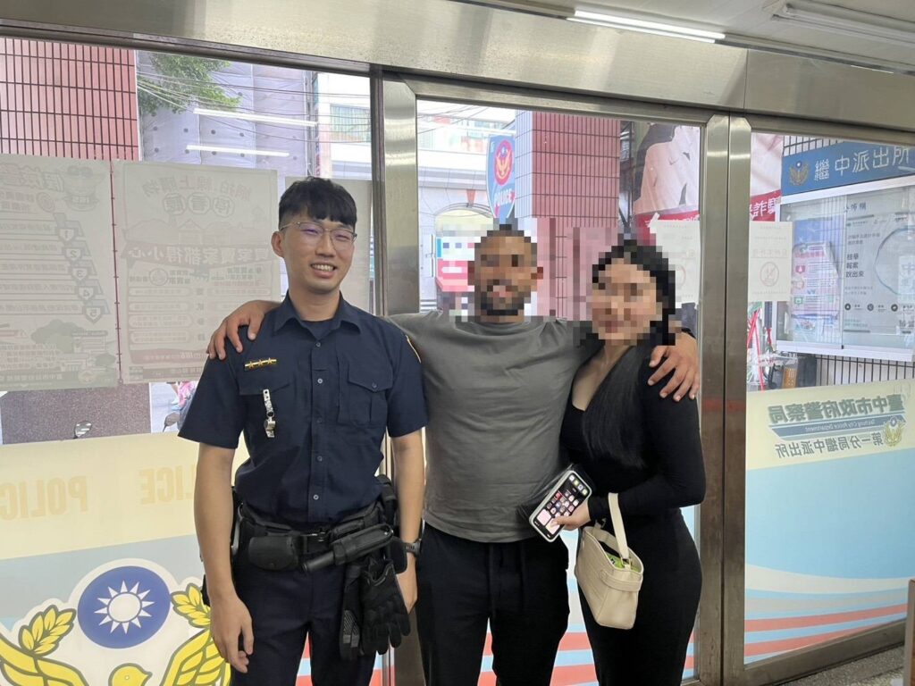 繼中派出所員警協助英籍旅客尋回遺失錢包，旅客到所表達感謝。（圖／記者林家嘉翻攝）