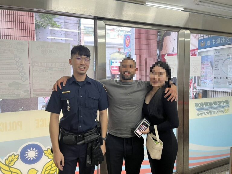 繼中派出所員警協助英籍旅客尋回遺失錢包，旅客到所表達感謝。（圖／記者林家嘉翻攝）