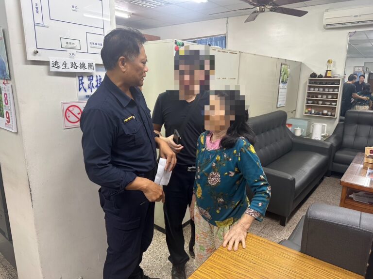 石岡分駐所員警在派出所內安撫並協助確認記憶退化長者身分，並通知家屬到場帶回。（圖／記者林家嘉翻攝）