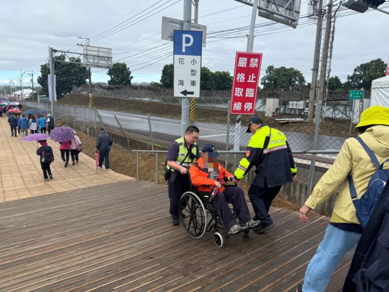 東勢警分局員警合力協助推動輪椅，陪同長者安全通行木棧道前往花海主展區，成為現場最暖心的畫面。（圖／記者林家嘉翻攝）