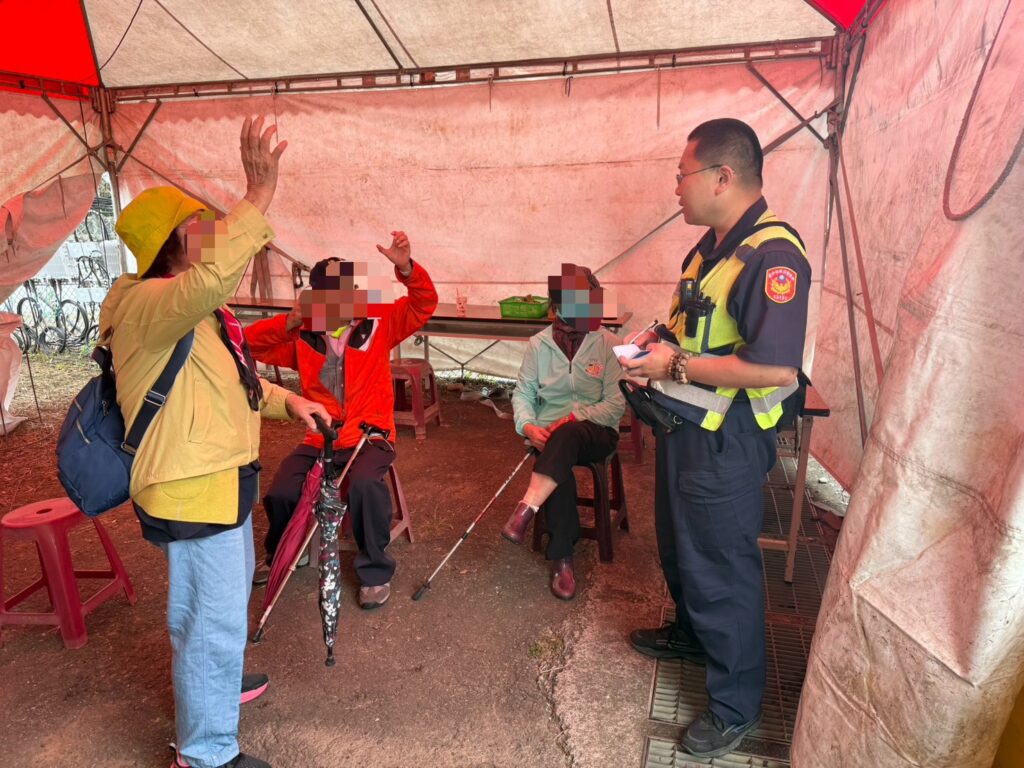 東勢分局員警在新社花海服務站耐心關懷行動不便長者，協助家屬確認需求，展現警察為民的貼心服務精神。（圖／記者林家嘉翻攝）