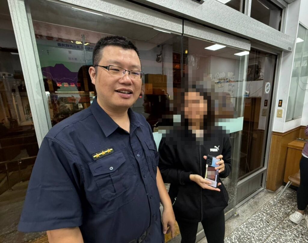 潭北派出所警員黃笙嘉將失而復得的手機交還給月姓外籍移工,順利化解她在異鄉的焦急情緒。(圖/記者林家嘉翻攝)