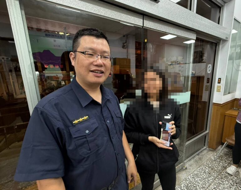 潭北派出所警員黃笙嘉將失而復得的手機交還給月姓外籍移工，順利化解她在異鄉的焦急情緒。（圖／記者林家嘉翻攝）