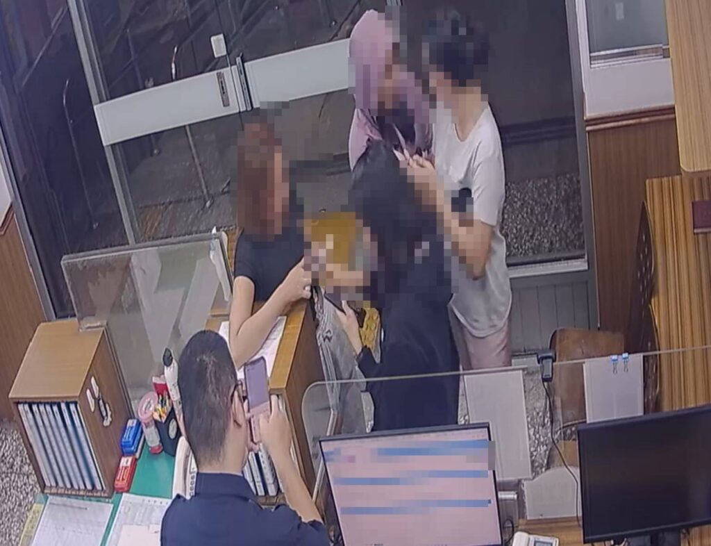 月姓外籍移工至潭北派出所求助,員警透過翻譯APP協助確認遺失細節並積極協尋,最終順利找回手機。(圖/記者林家嘉翻攝)