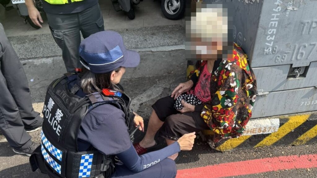 老婦人疑似迷路跌坐路旁,警方與消防人員到場協助處置傷勢並安撫情緒,所幸僅輕微擦傷。(圖/記者林家嘉翻攝)