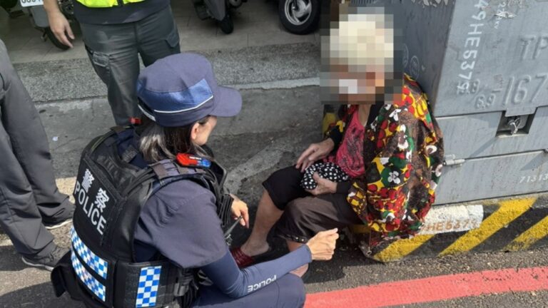 老婦人疑似迷路跌坐路旁，警方與消防人員到場協助處置傷勢並安撫情緒，所幸僅輕微擦傷。（圖／記者林家嘉翻攝）