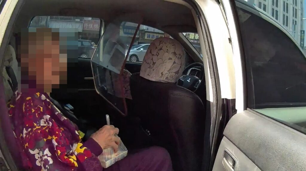 員警將年邁婦人先帶回派出所休息,並耐心安撫其緊張情緒,協助確認身分資訊。(圖/記者林家嘉翻攝)