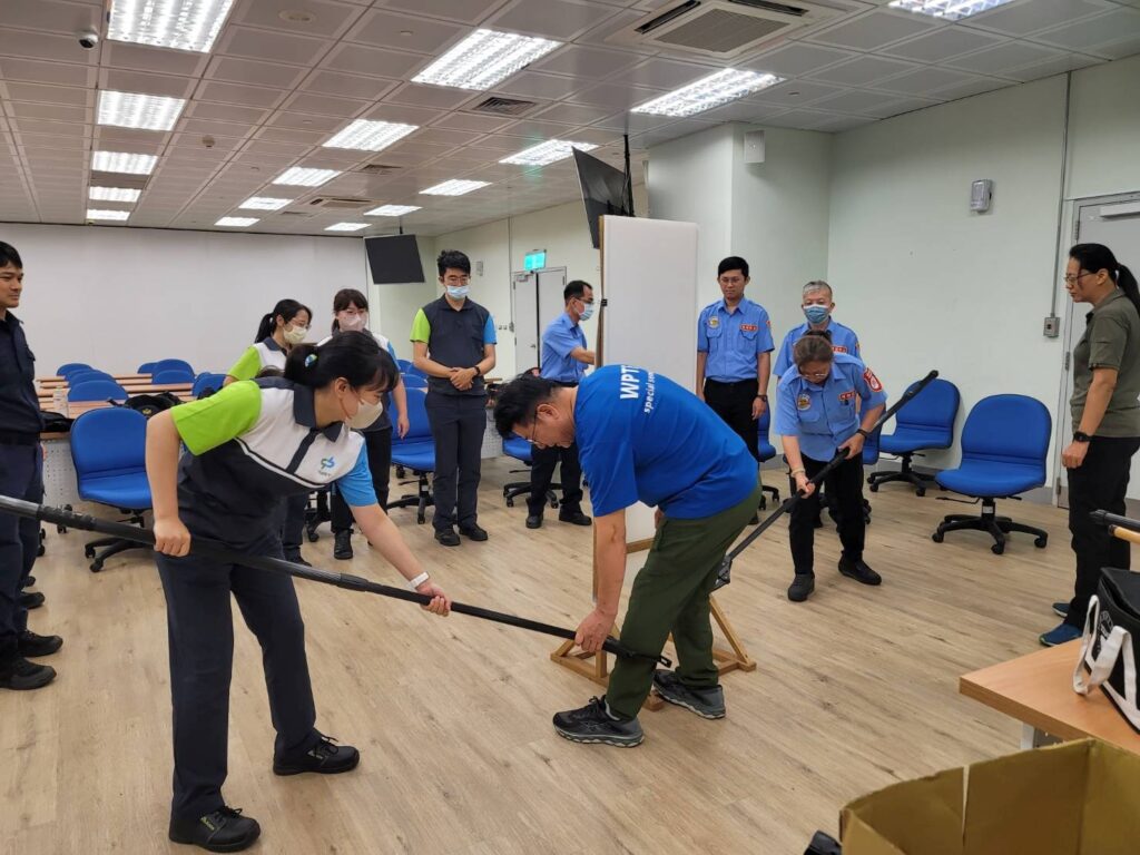 台中市警察局技術教官示範防暴鋼叉與防護器具操作,協助捷運站務與保全人員熟悉器材應用,強化第一線危安應對能力。(圖/記者林家嘉翻攝)