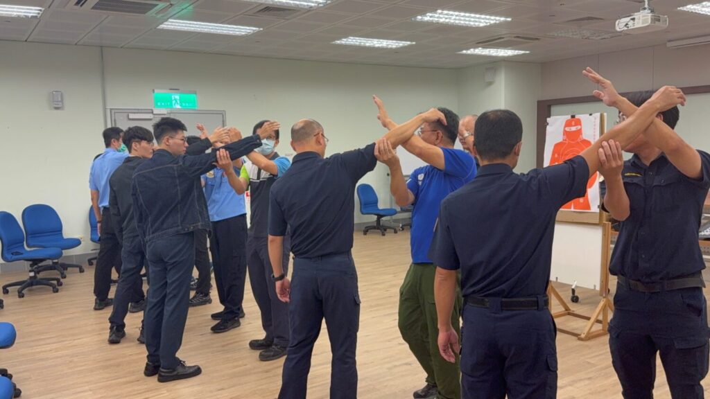 技術教官帶領捷運第一線人員進行近身防衛與脫困反制情境演練,強化面對突發事件時的實務操作技巧。(圖/記者林家嘉翻攝)