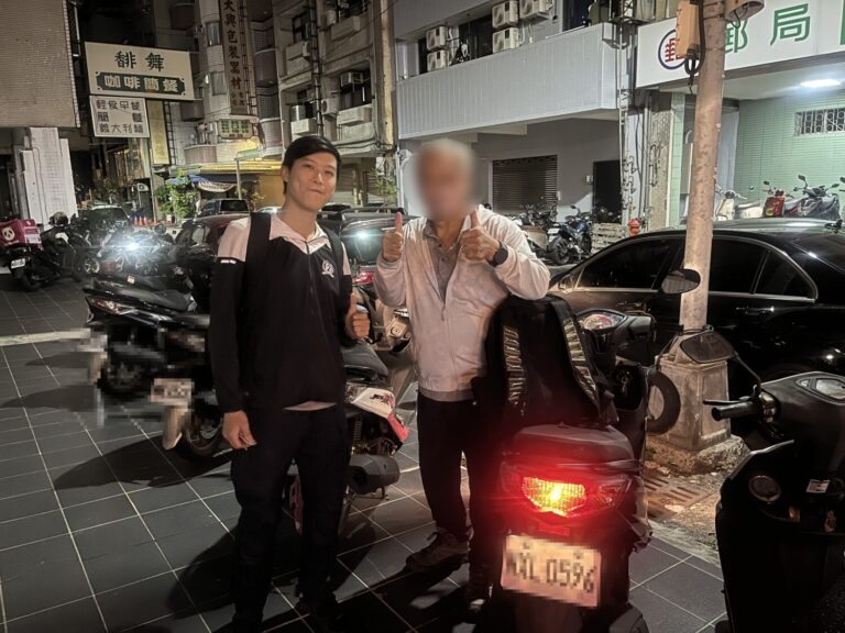 文正派出所簡員（左）協助76歲莊姓老翁尋回愛車，老翁感動比讚致謝。（圖／記者林家嘉翻攝）