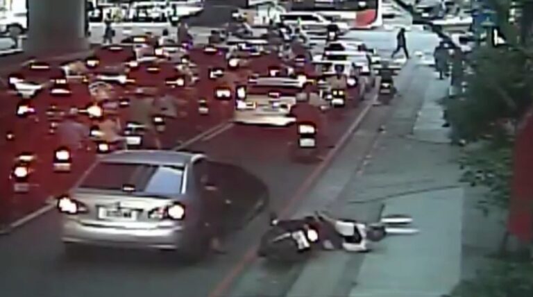 後方機車遭突開車門影響重心失控，人車倒地，所幸騎士僅受輕傷。（圖／記者林家嘉翻攝）