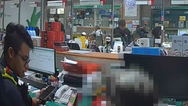 員警接獲通報後立即趕往郵局關心匯款婦人，成功阻詐保住12萬餘元。（圖／記者林家嘉翻攝）