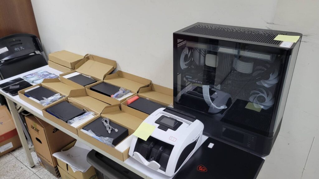 中市刑大專案小組查扣非法話務機房使用設備及多項技術器材,作為詐團落地話務的關鍵證物。(圖/記者林家嘉翻攝)