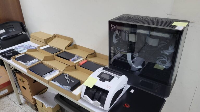 中市刑大專案小組查扣非法話務機房使用設備及多項技術器材，作為詐團落地話務的關鍵證物。（圖／記者林家嘉翻攝）