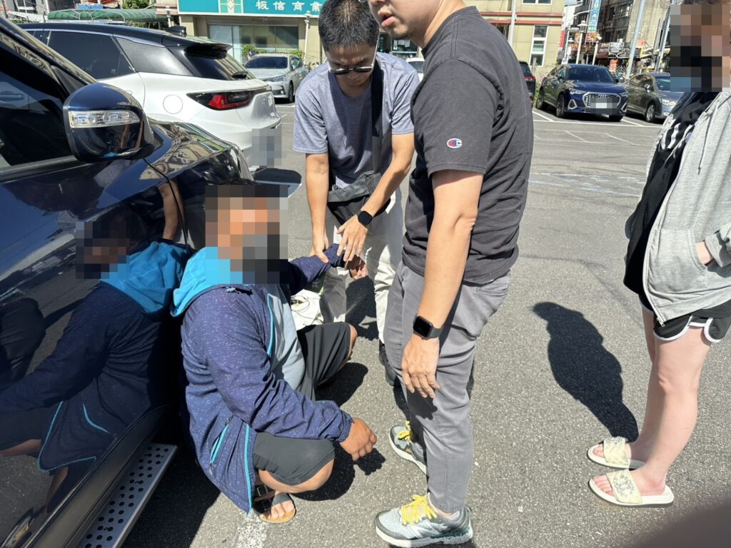 專案小組於拘搜行動中將涉案成員當場查緝到案,避免詐欺鏈持續運作,展現警方強力打詐的決心。(圖/記者林家嘉翻攝)