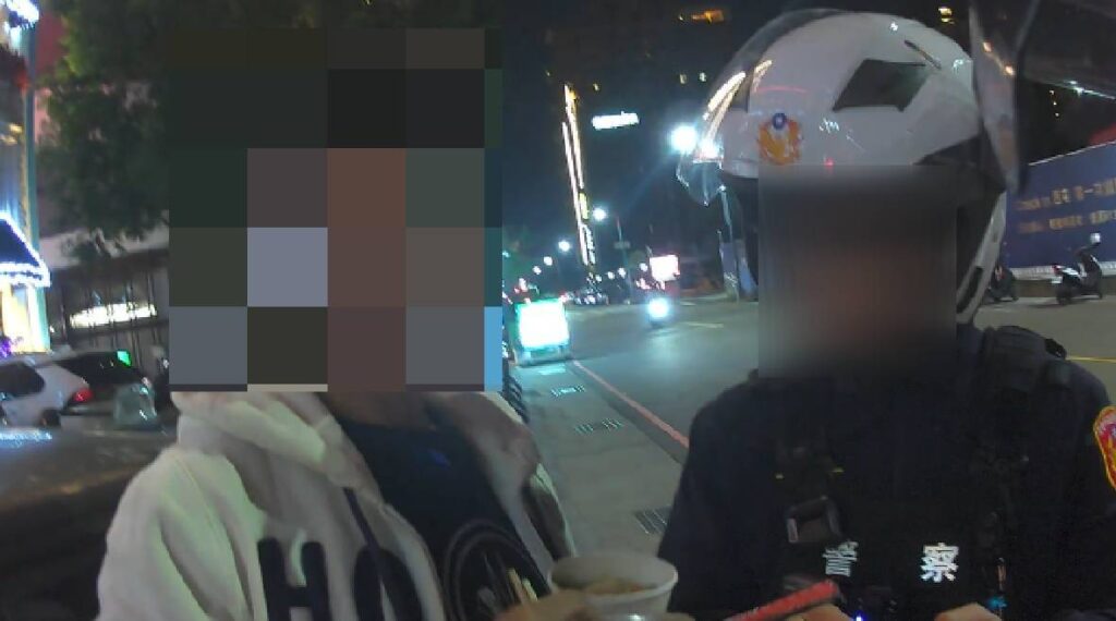 警方深夜執行攔檢勤務，對駕駛實施毒品唾液快篩，強化毒駕取締作業。（圖／記者林家嘉翻攝）