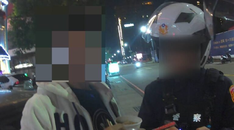 警方深夜執行攔檢勤務，對駕駛實施毒品唾液快篩，強化毒駕取締作業。（圖／記者林家嘉翻攝）