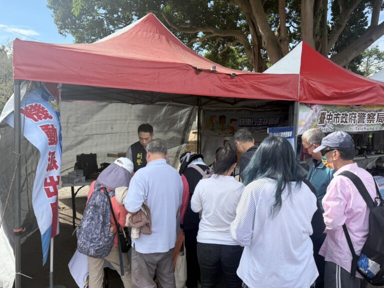 民眾在花毯節攤位前熱情參與識詐與預防犯罪宣導活動，現場互動相當踴躍。（圖／記者林家嘉翻攝）