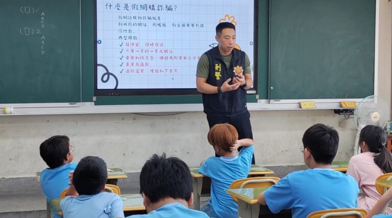 警察哥哥（圖中）走進校園開設「防詐學堂」，以輕鬆互動方式向學生講解詐騙手法與防詐觀念。（圖／記者林家嘉翻攝）