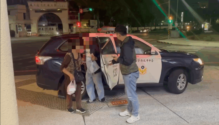 警方將尋獲的失蹤男子平安帶返派出所，並協助母子順利團聚，現場氣氛溫馨。（圖／記者林家嘉翻攝）