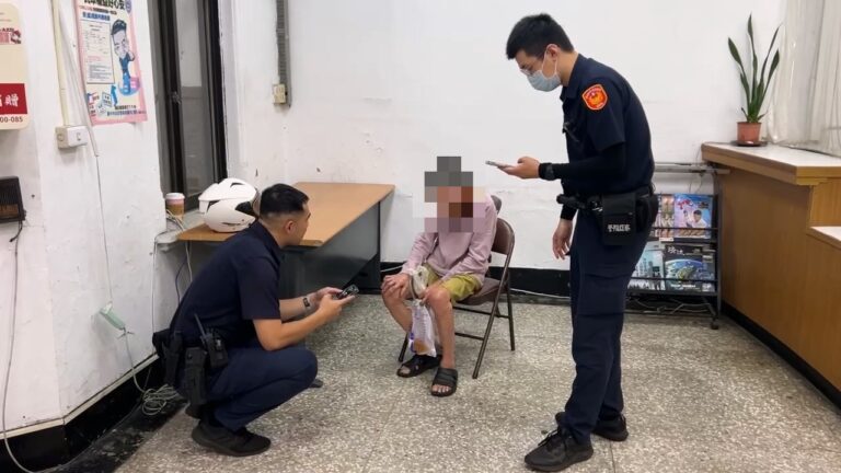 員警協助迷途老婦查證身分，並通知家屬前來接回返家。（圖／記者林家嘉翻攝）