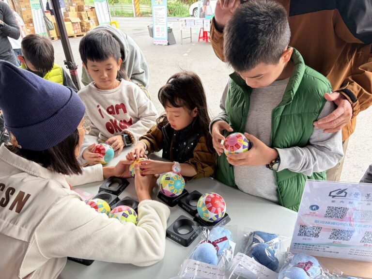孩子們在現場專注體驗魔球操作，親子共同參與增添活動溫度，展現公益推廣的跨世代魅力。（圖／記者林家嘉翻攝）