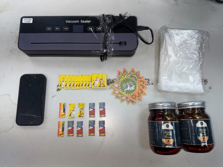 刑事局查扣犯嫌以蜂蜜罐、毒郵票及真空包裝設備等方式偽裝運輸毒品，全案證物一併展示。（圖／記者林家嘉翻攝）