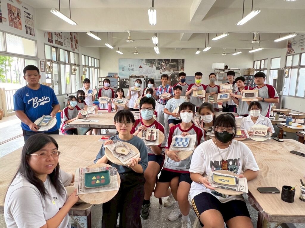 後壁高中學生展示陶藝與文創成果,提前為藝術季暖場,展現旺盛創作能量。(圖/記者林家嘉翻攝)