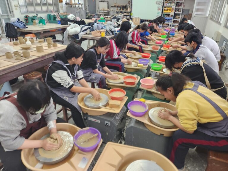 學生於陶藝教室專注進行拉坯實作，展現後壁高中紮實的藝術教育基礎。（圖／記者林家嘉翻攝）
