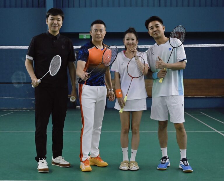 「中華羽球協會理事長」張國祚、「愛羽球」創辦人施冠伸與兩隊隊長謝承均、六月（由左至右）開心合影。（圖／愛羽球提供）