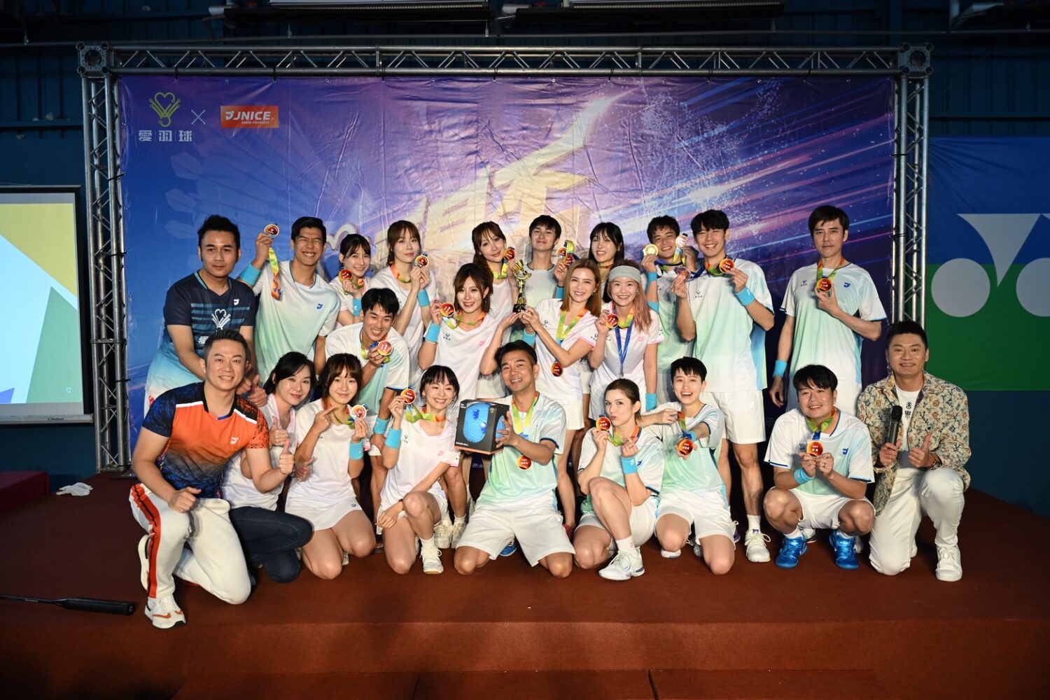 「愛星盃」藍隊奪冠，隊長謝承均（前排中）帶領眾藝人團員歡樂合影。（圖／愛羽球提供）