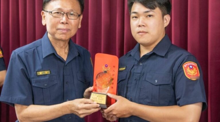 工業區派出所陳弘瑋員警熱心助人獲表揚，深夜伸援手的善舉也獲得網友一致好評。（圖／記者林家嘉翻攝）