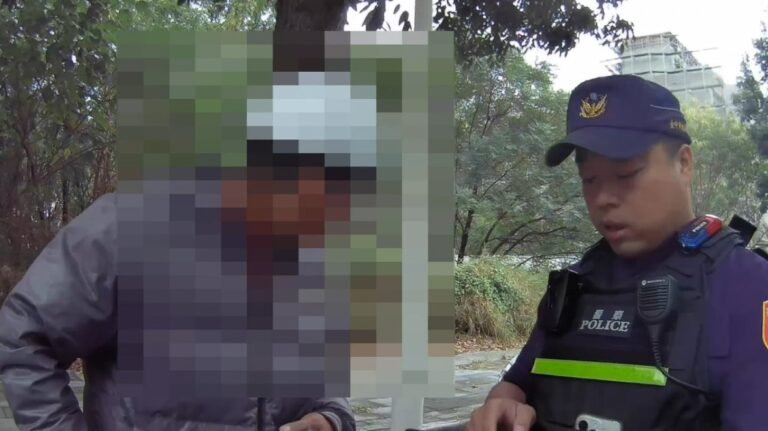 水湳派出所員警路檢違規機車時，發現車輛使用遭註銷之車牌，當場向騎士查證相關資料。（圖／記者林家嘉翻攝）