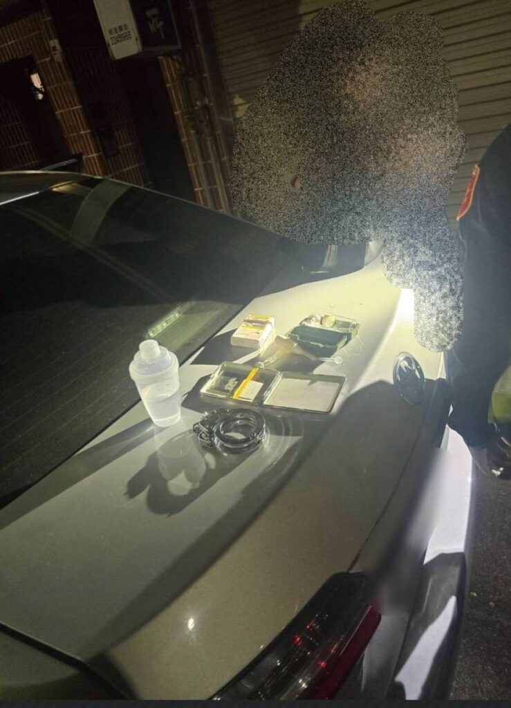 車輛後車廂上查獲俗稱「喪屍煙彈」的依托咪酯等相關物品，警方隨即對駕駛實施唾液快篩檢測確認毒駕事實。（圖／記者林家嘉翻攝）