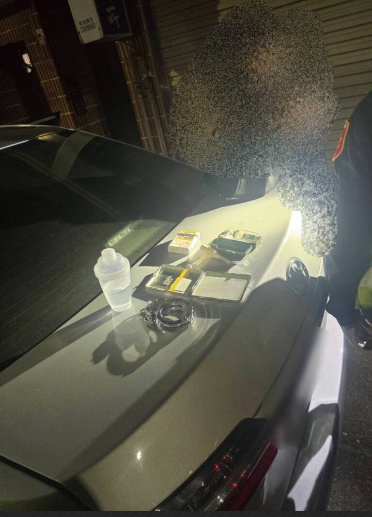 車輛後車廂上查獲俗稱「喪屍煙彈」的依托咪酯等相關物品，警方隨即對駕駛實施唾液快篩檢測確認毒駕事實。（圖／記者林家嘉翻攝）