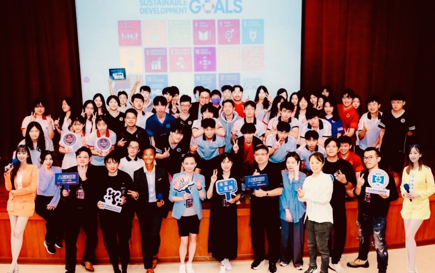 亞威AI國家隊老師們與帶領康橋國際學校學生領袖們完成AI素養SDGS營隊。(圖/亞威AI商務應用教育學院 提供)