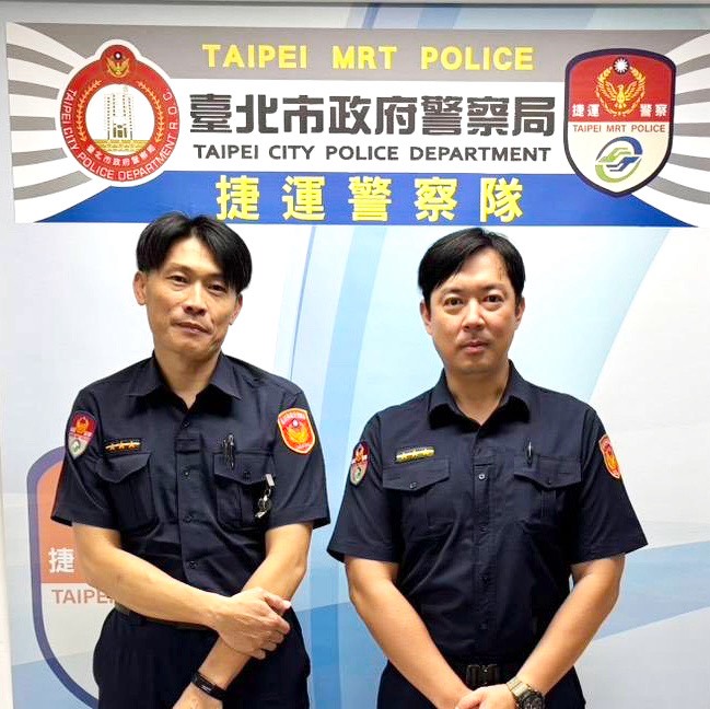 現場處理員警:警員周文信、王自強。(記者李健興翻攝)