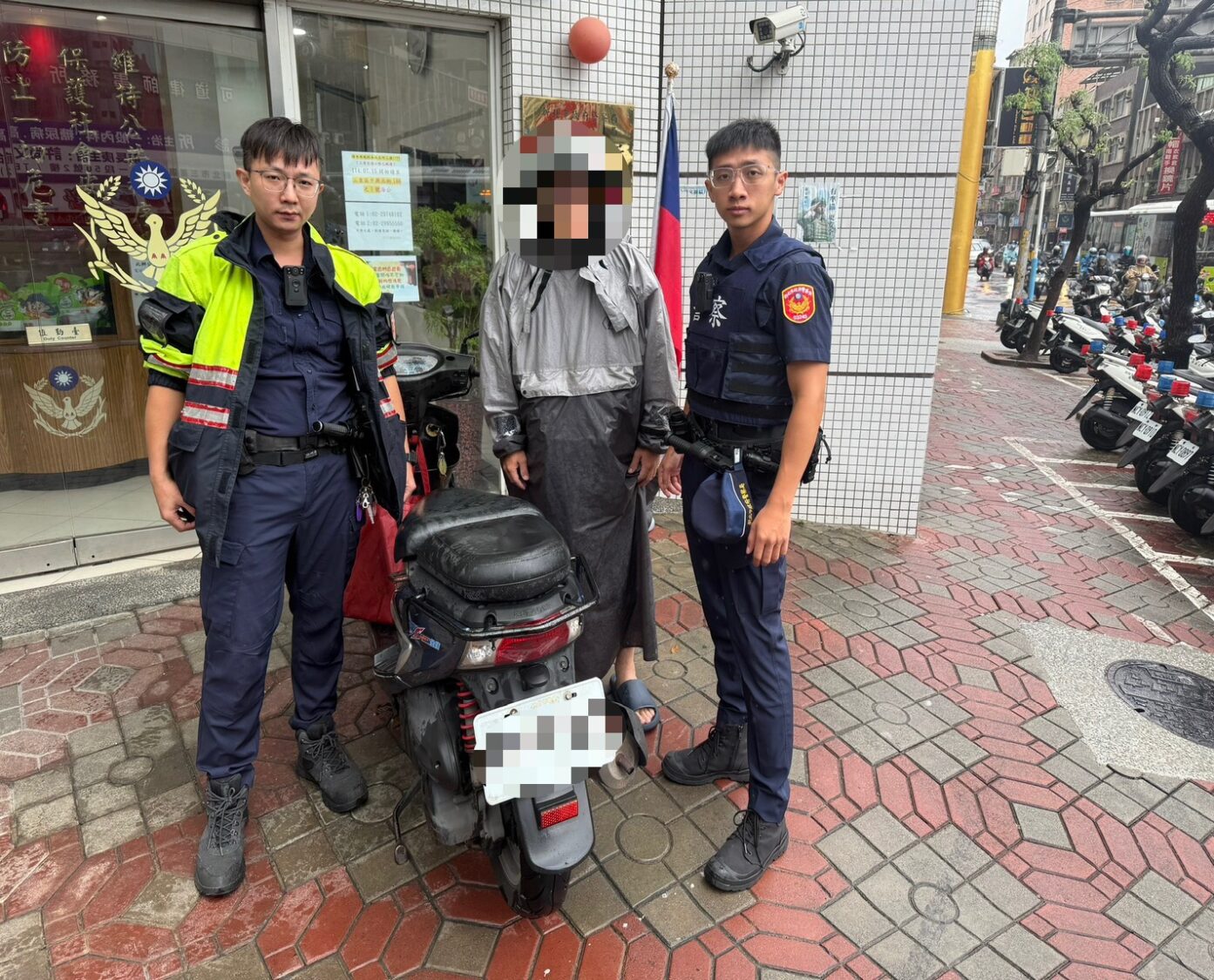 機車台北橋拋錨險象環生　 三重巡邏警雨中緊急護推脫困 - https://www.watchmedia01.com